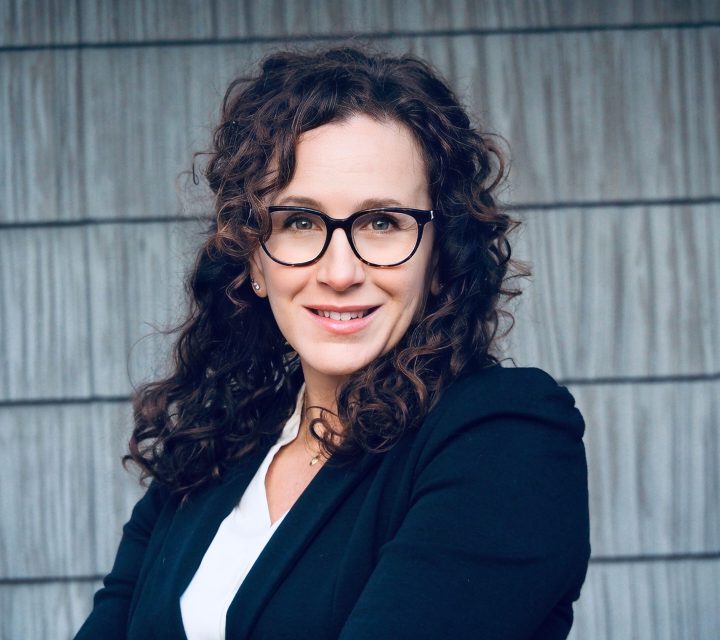 Debi Hulverson Headshot